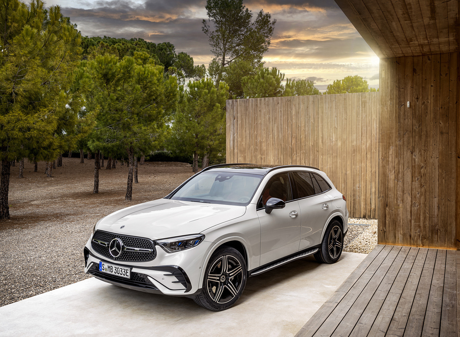 2023 Mercedes-Benz GLC Plug-in-Hybrid AMG Line MANUFAKTUR (Color: Diamond White Bright) Front Three-Quarter Wallpapers #41 of 94