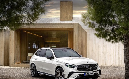 2023 Mercedes-Benz GLC Plug-in-Hybrid AMG Line MANUFAKTUR (Color: Diamond White Bright) Front Three-Quarter Wallpapers 450x275 (42)