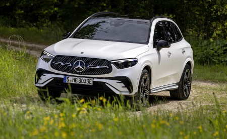 2023 Mercedes-Benz GLC Plug-in-Hybrid AMG Line MANUFAKTUR (Color: Diamond White Bright) Front Three-Quarter Wallpapers 450x275 (16)