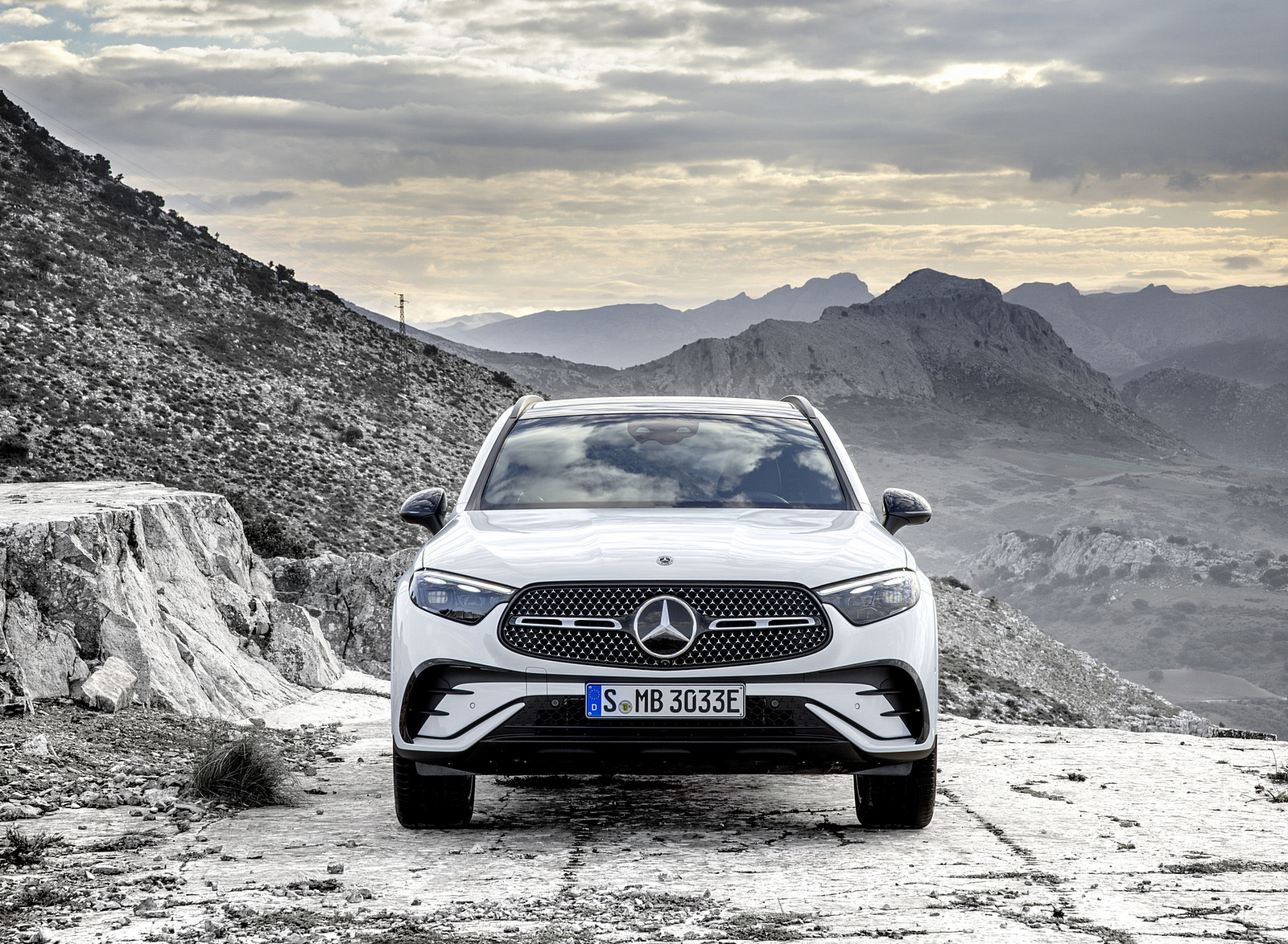 2023 Mercedes-Benz GLC Plug-in-Hybrid AMG Line MANUFAKTUR (Color: Diamond White Bright) Front Wallpapers #28 of 94