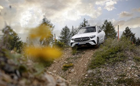 2023 Mercedes-Benz GLC Plug-in-Hybrid AMG Line MANUFAKTUR (Color: Diamond White Bright) Front Wallpapers 450x275 (20)