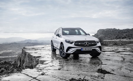 2023 Mercedes-Benz GLC Plug-in-Hybrid AMG Line MANUFAKTUR (Color: Diamond White Bright) Front Wallpapers 450x275 (29)