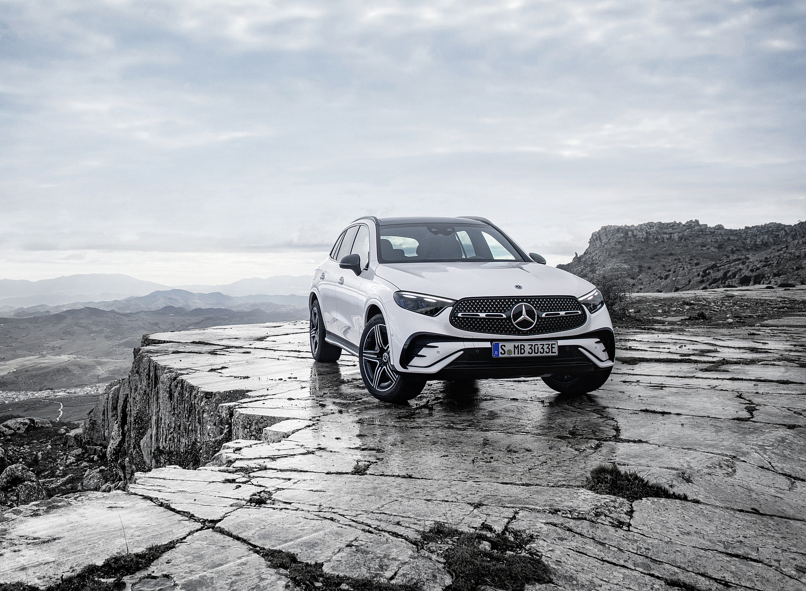 2023 Mercedes-Benz GLC Plug-in-Hybrid AMG Line MANUFAKTUR (Color: Diamond White Bright) Front Wallpapers #29 of 94