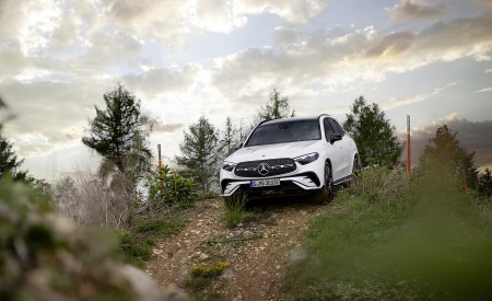 2023 Mercedes-Benz GLC Plug-in-Hybrid AMG Line MANUFAKTUR (Color: Diamond White Bright) Front Wallpapers 450x275 (19)