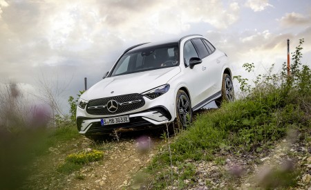 2023 Mercedes-Benz GLC Plug-in-Hybrid AMG Line MANUFAKTUR (Color: Diamond White Bright) Front Wallpapers 450x275 (18)