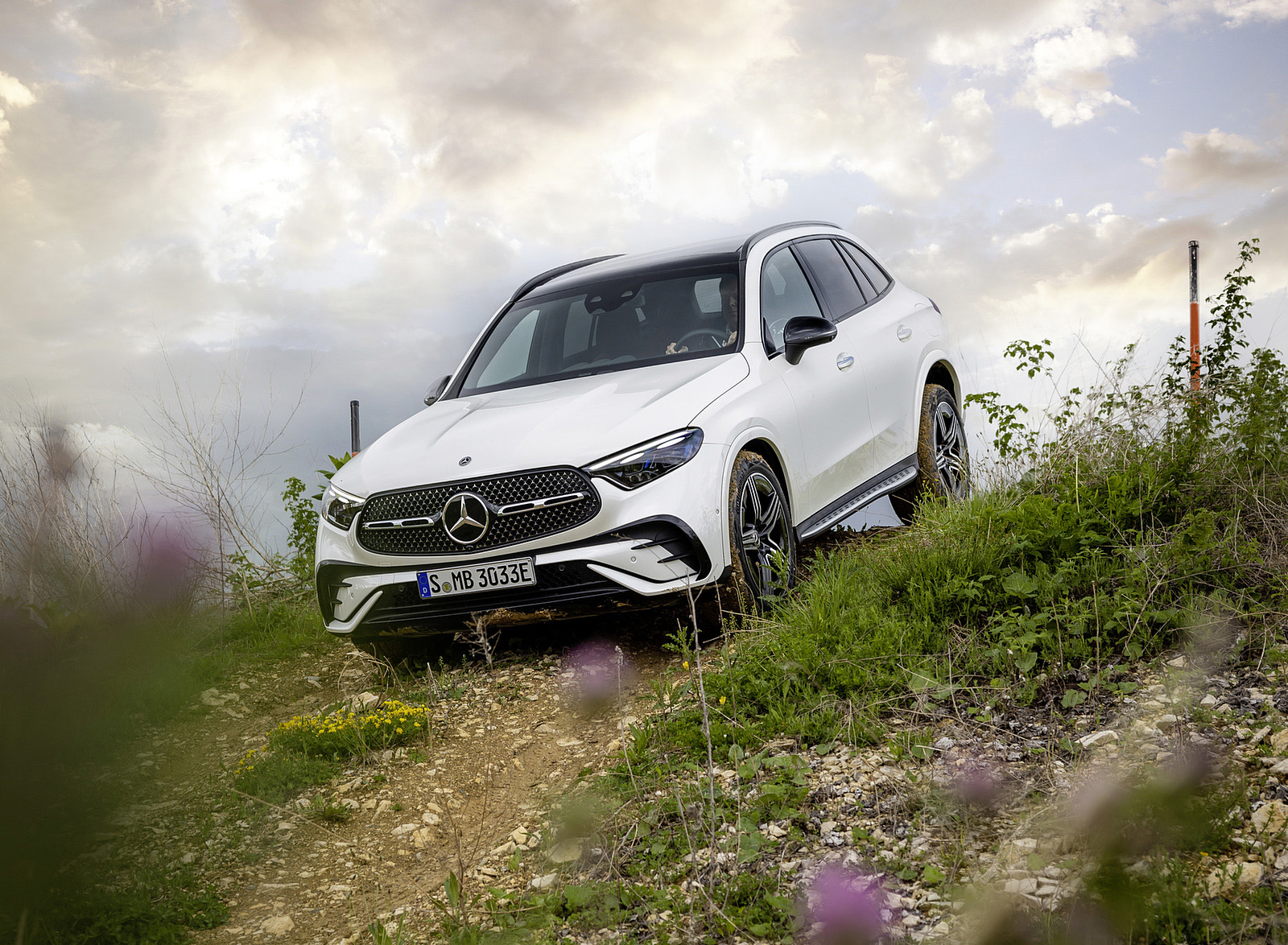 2023 Mercedes-Benz GLC Plug-in-Hybrid AMG Line MANUFAKTUR (Color: Diamond White Bright) Front Wallpapers #18 of 94
