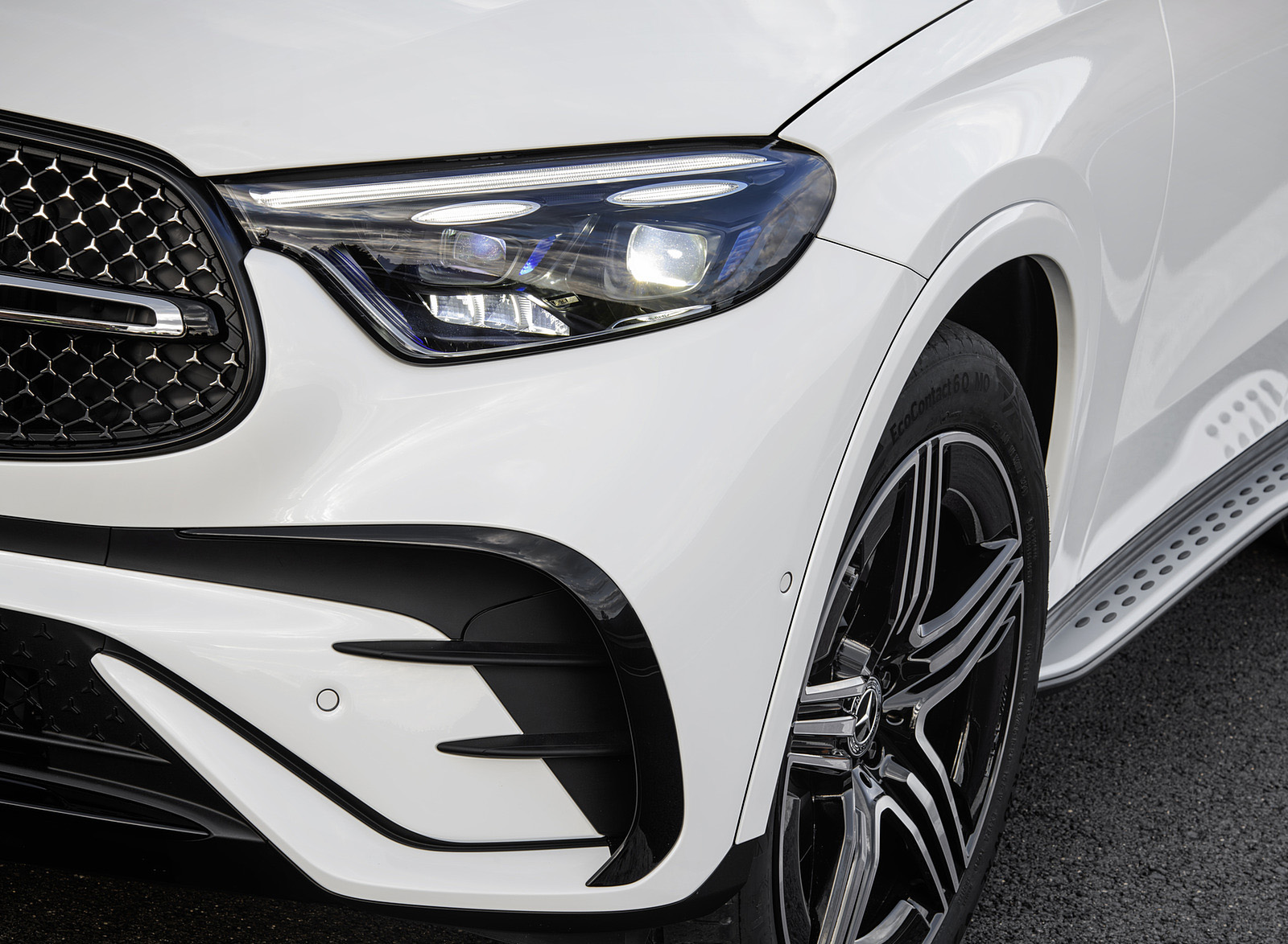 2023 Mercedes-Benz GLC Plug-in-Hybrid AMG Line MANUFAKTUR (Color: Diamond White Bright) Headlight Wallpapers #47 of 94