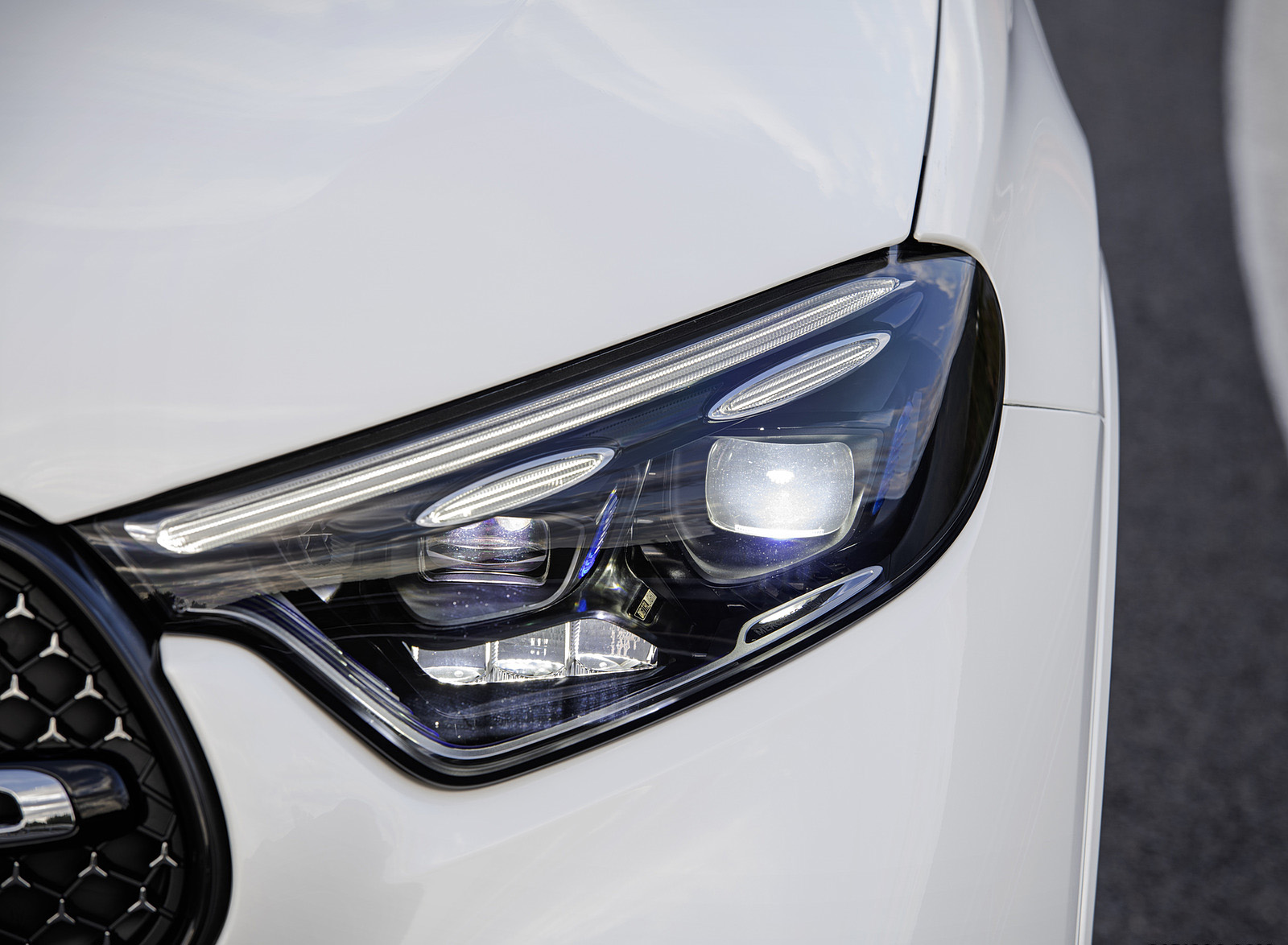 2023 Mercedes-Benz GLC Plug-in-Hybrid AMG Line MANUFAKTUR (Color: Diamond White Bright) Headlight Wallpapers #48 of 94