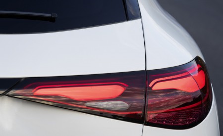 2023 Mercedes-Benz GLC Plug-in-Hybrid AMG Line MANUFAKTUR (Color: Diamond White Bright) Tail Light Wallpapers 450x275 (52)
