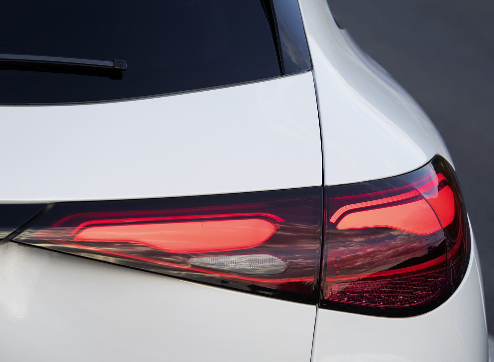 2023 Mercedes-Benz GLC Plug-in-Hybrid AMG Line MANUFAKTUR (Color: Diamond White Bright) Tail Light Wallpapers #52 of 94
