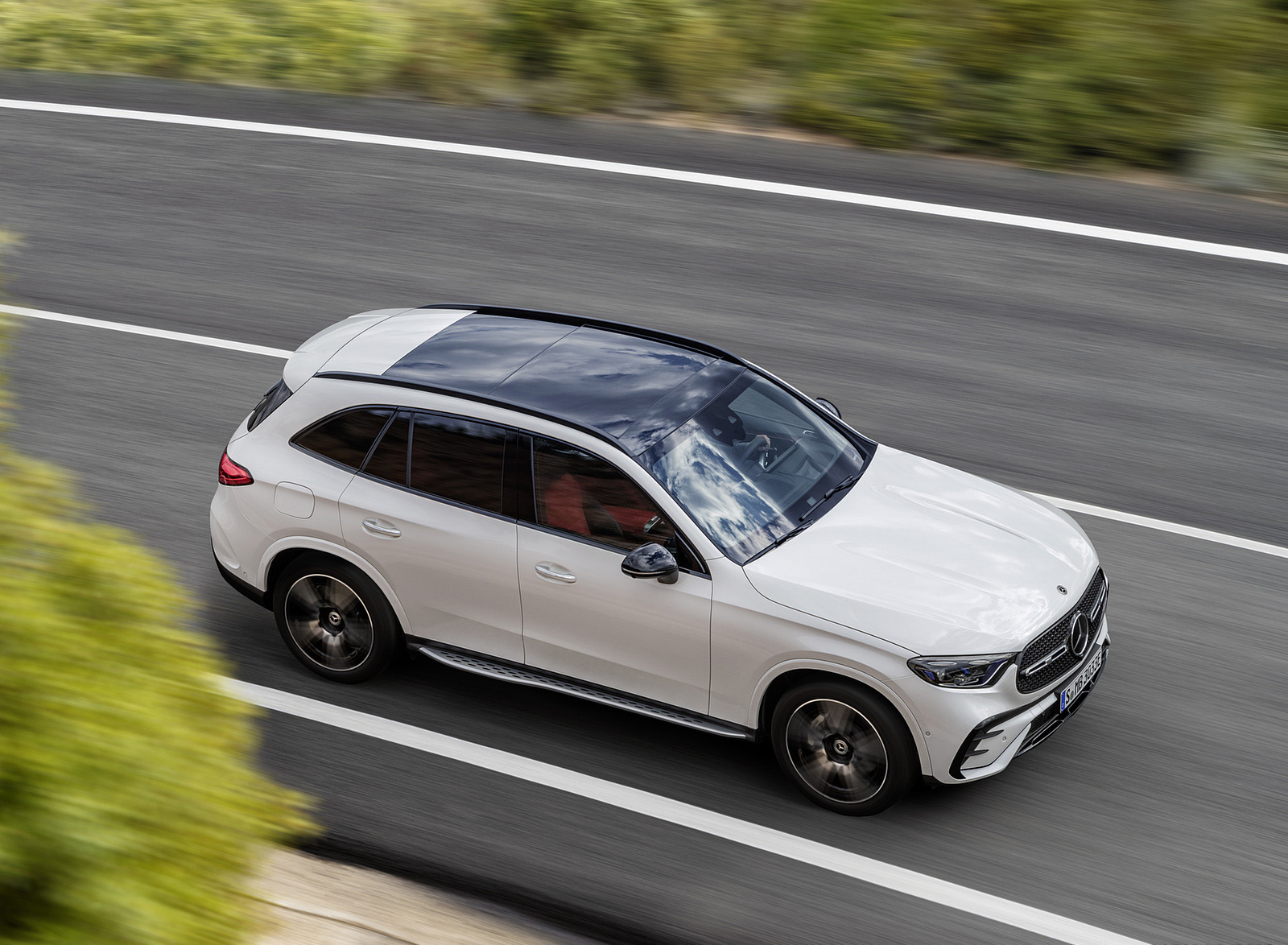 2023 Mercedes-Benz GLC Plug-in-Hybrid AMG Line MANUFAKTUR (Color: Diamond White Bright) Top Wallpapers (5)