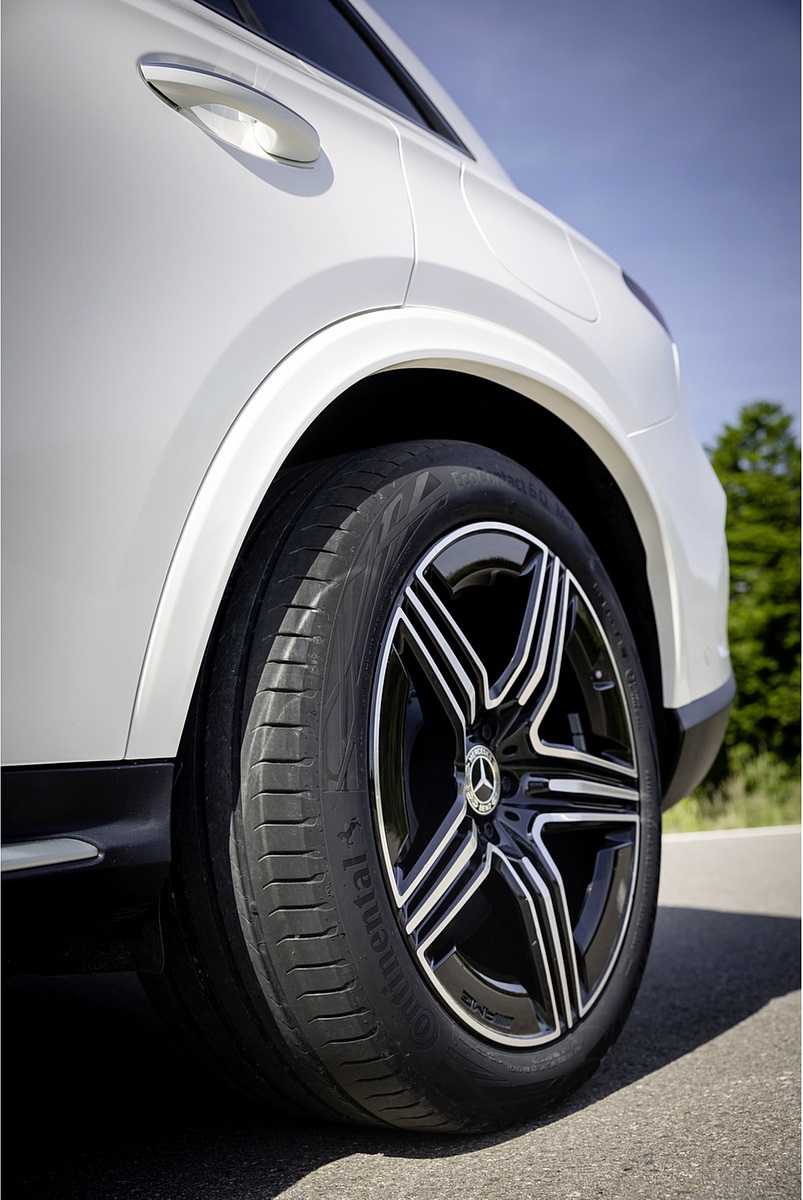 2023 Mercedes-Benz GLC Plug-in-Hybrid AMG Line MANUFAKTUR (Color: Diamond White Bright) Wheel Wallpapers #51 of 94