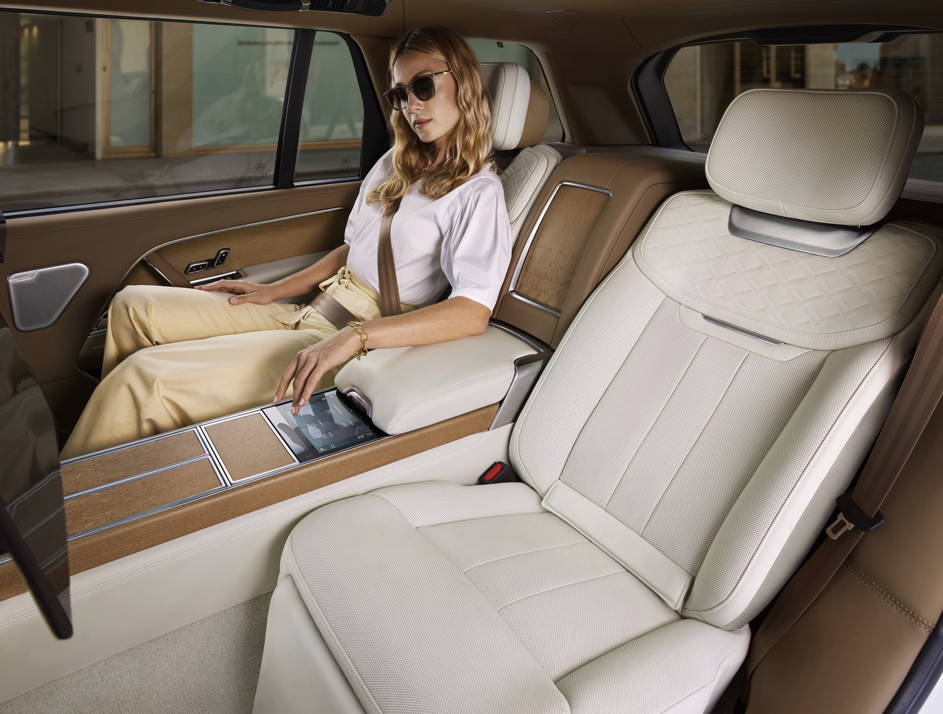 2022 Land Rover Range Rover SV Serenity Interior Rear Seats Wallpapers #33 of 58
