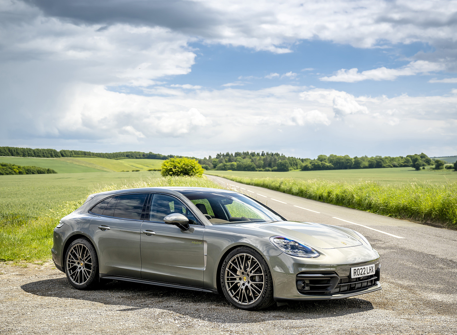 2022 Porsche Panamera 4 E-Hybrid Sport Turismo Platinum Edition (UK-Spec) Front Three-Quarter Wallpapers #9 of 25