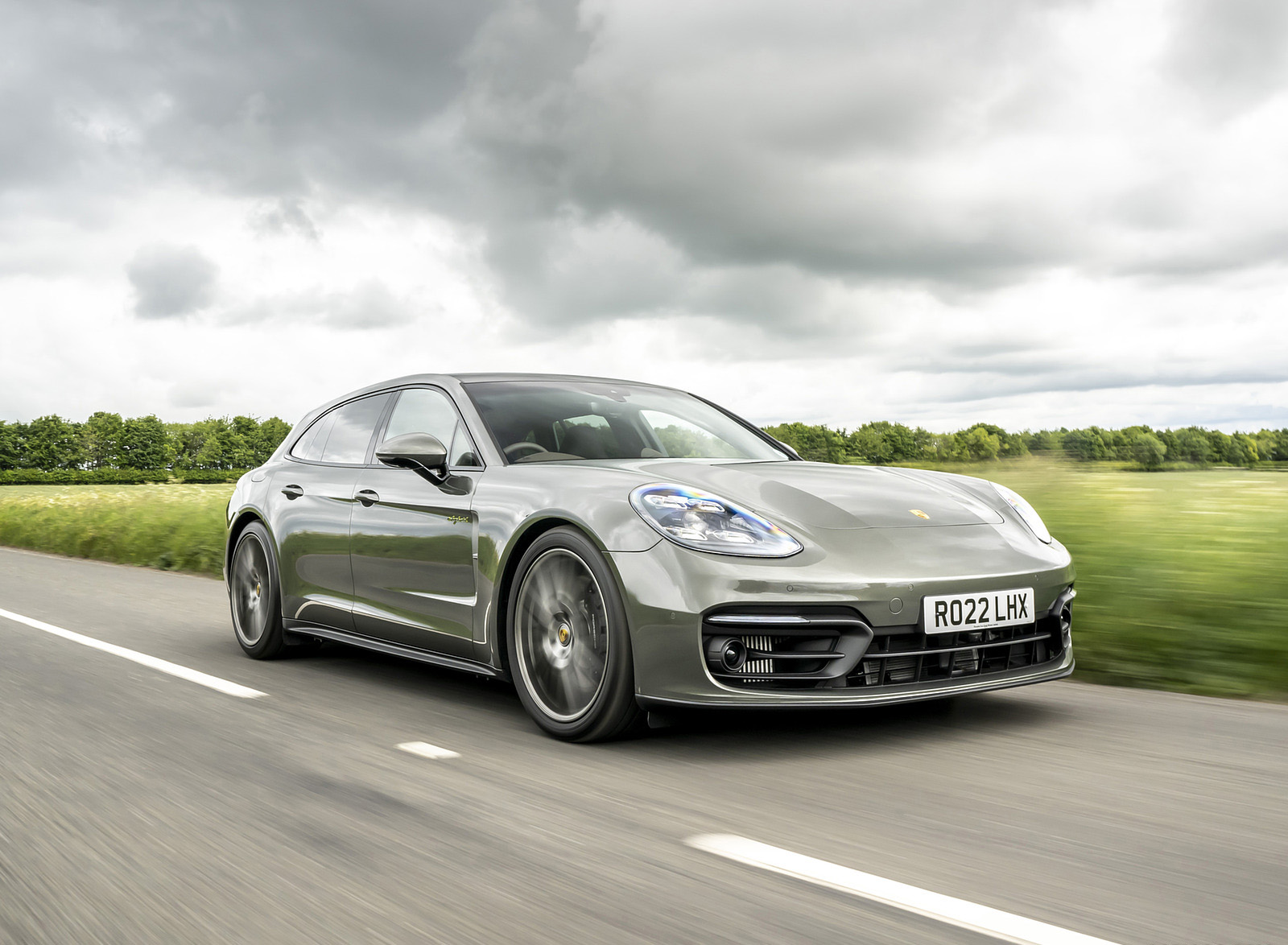 2022 Porsche Panamera 4 E-Hybrid Sport Turismo Platinum Edition (UK-Spec) Front Three-Quarter Wallpapers (1)