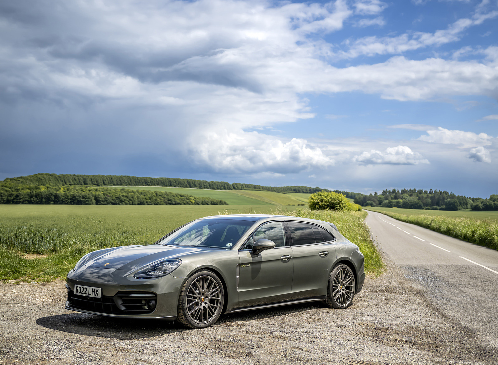 2022 Porsche Panamera 4 E-Hybrid Sport Turismo Platinum Edition (UK-Spec) Front Three-Quarter Wallpapers #10 of 25