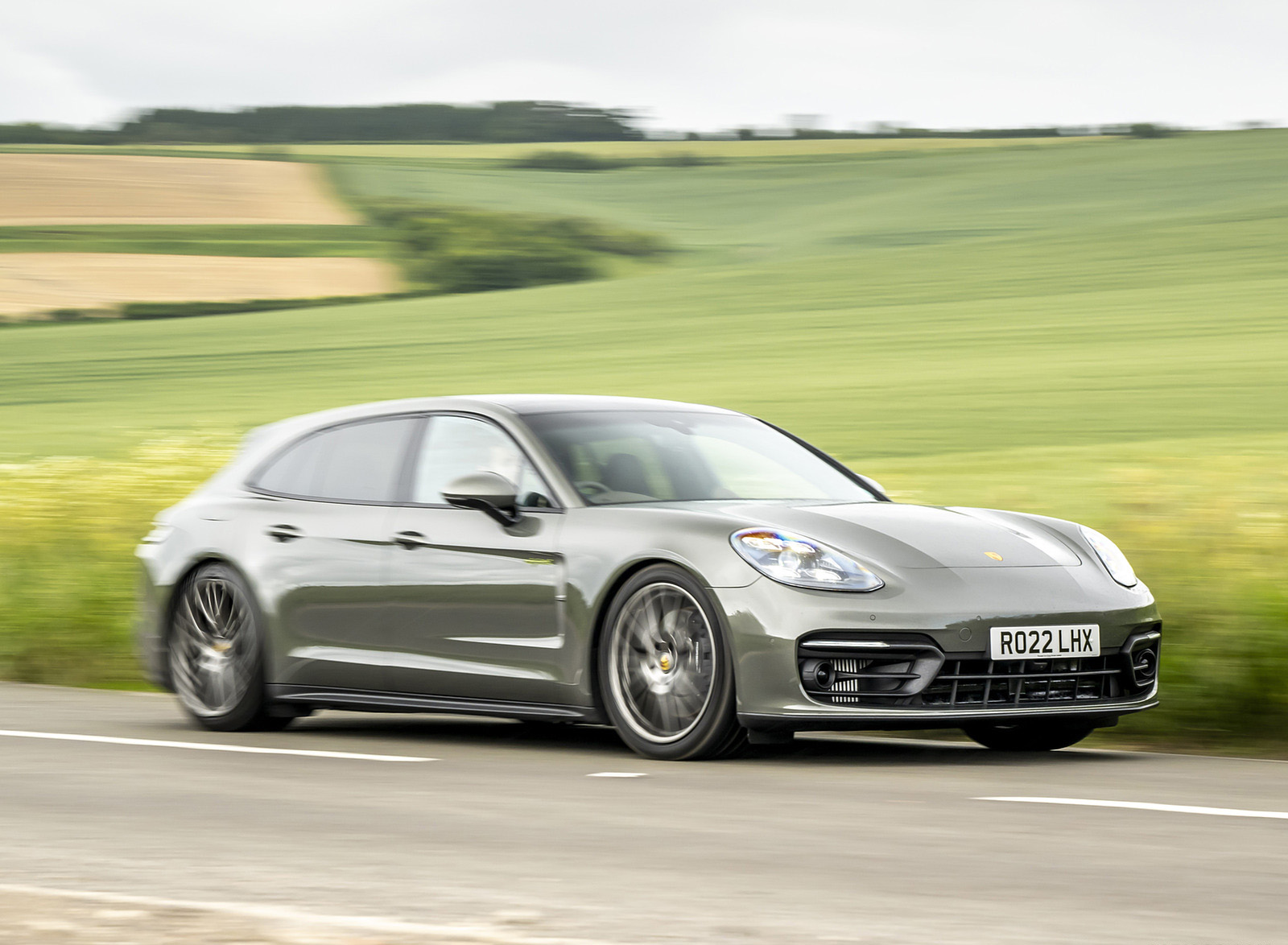 2022 Porsche Panamera 4 E-Hybrid Sport Turismo Platinum Edition (UK-Spec) Front Three-Quarter Wallpapers (2)