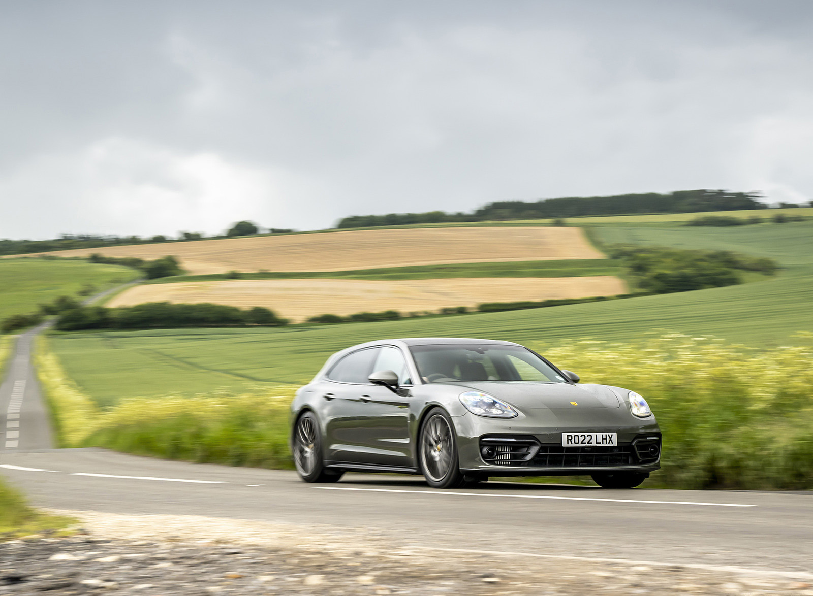 2022 Porsche Panamera 4 E-Hybrid Sport Turismo Platinum Edition (UK-Spec) Front Three-Quarter Wallpapers (7)