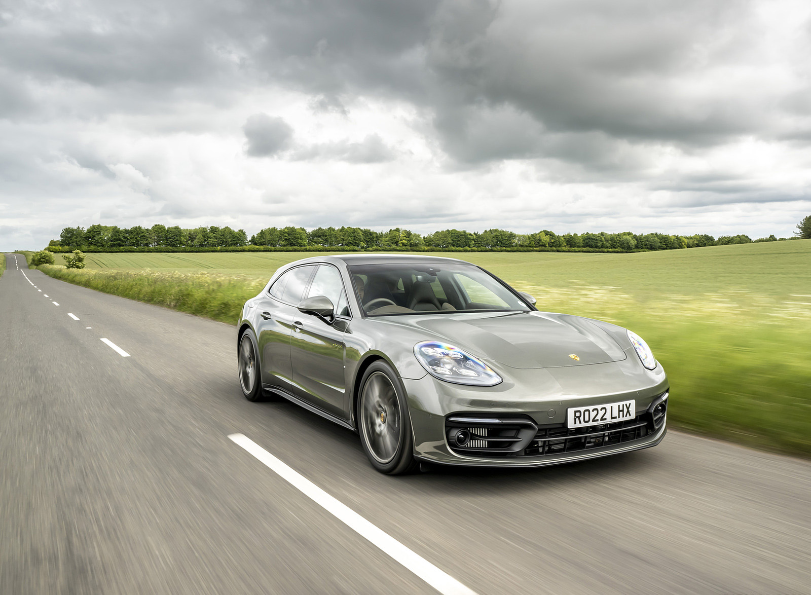 2022 Porsche Panamera 4 E-Hybrid Sport Turismo Platinum Edition (UK-Spec) Front Three-Quarter Wallpapers (3)