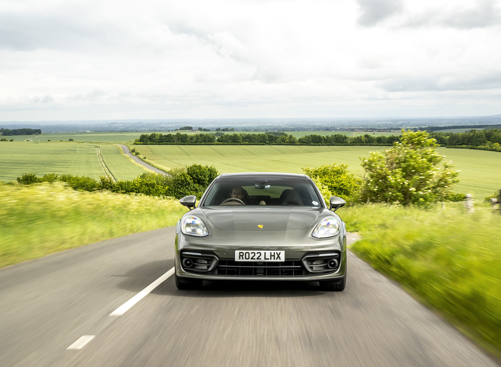 2022 Porsche Panamera 4 E-Hybrid Sport Turismo Platinum Edition (UK-Spec) Front Wallpapers #4 of 25