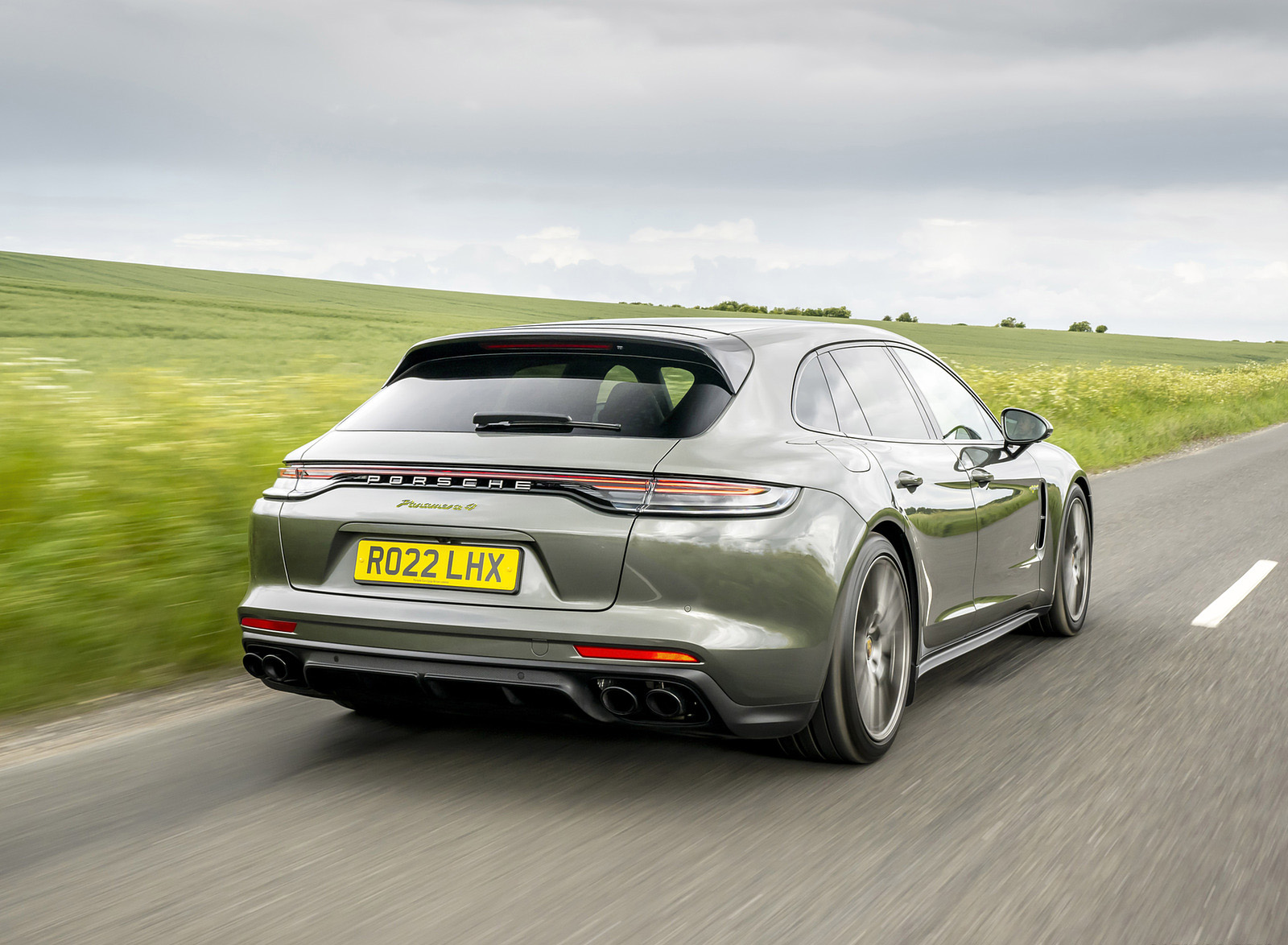 2022 Porsche Panamera 4 E-Hybrid Sport Turismo Platinum Edition (UK-Spec) Rear Three-Quarter Wallpapers (5)