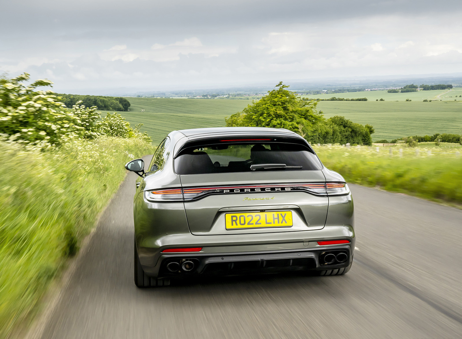 2022 Porsche Panamera 4 E-Hybrid Sport Turismo Platinum Edition (UK-Spec) Rear Wallpapers #6 of 25