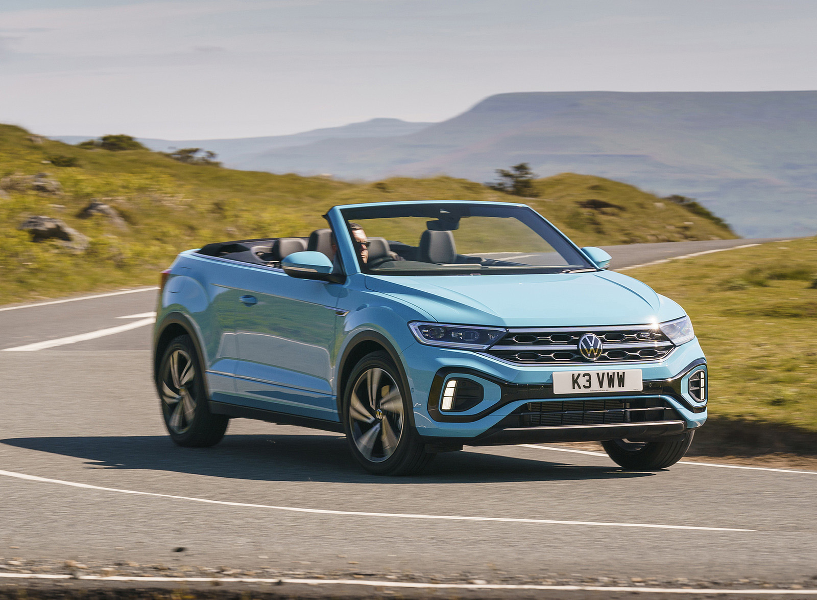 2022 Volkswagen T-Roc Cabriolet (UK-Spec) Front Three-Quarter Wallpapers #1 of 42