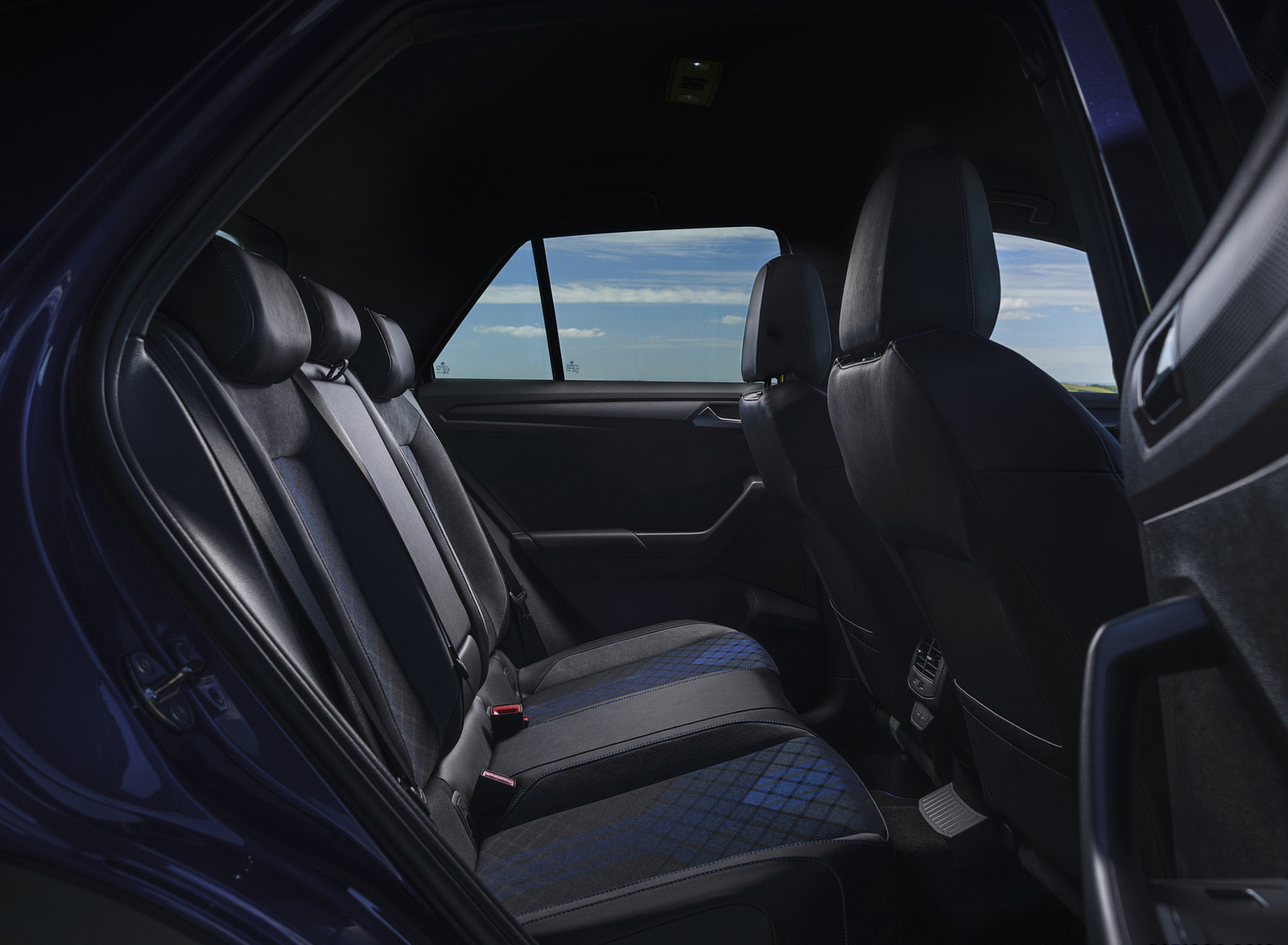 2022 Volkswagen T-Roc R (UK-Spec) Interior Rear Seats Wallpapers #49 of 52
