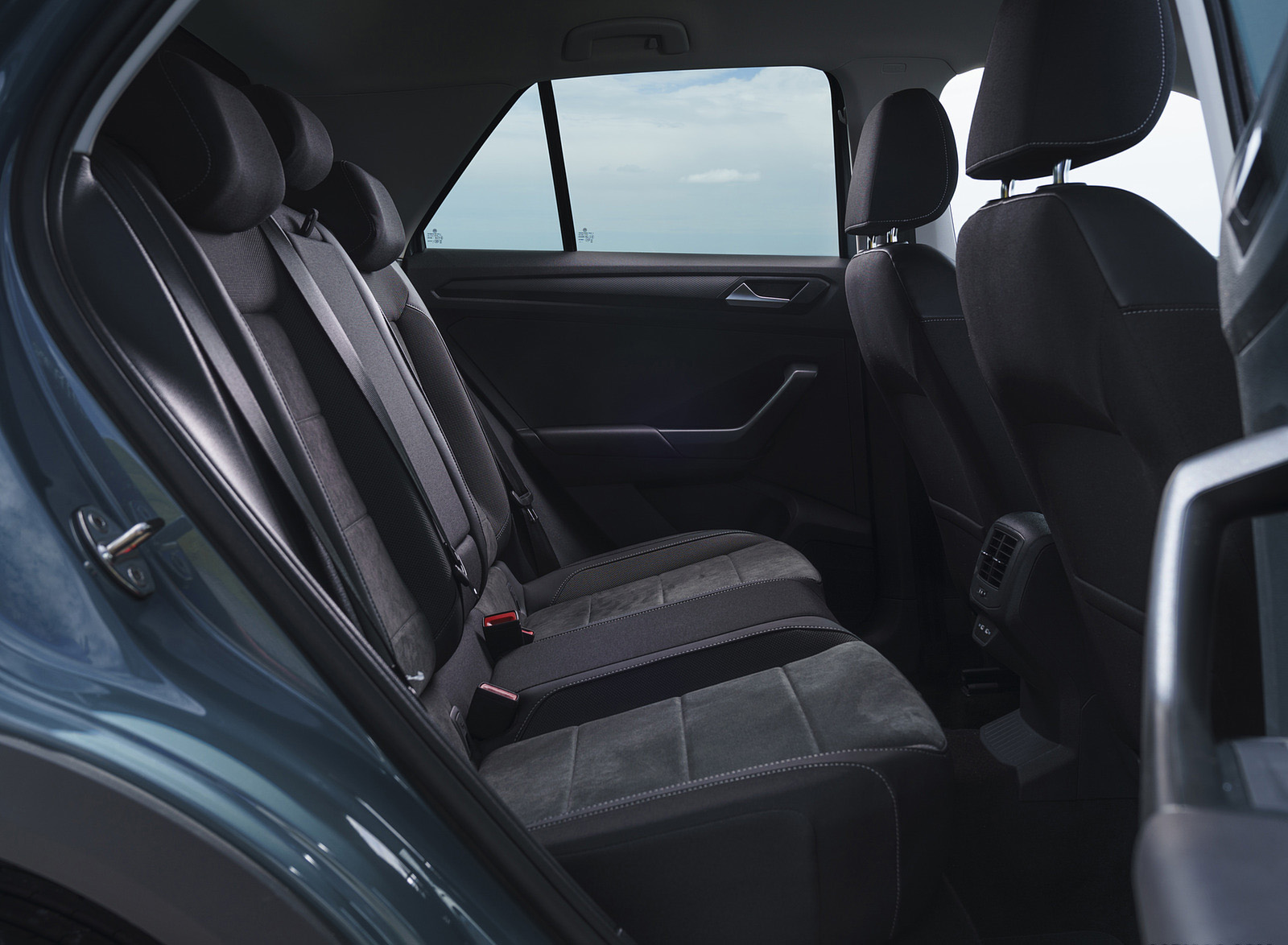 2022 Volkswagen T-Roc (UK-Spec) Interior Rear Seats Wallpapers #40 of 43