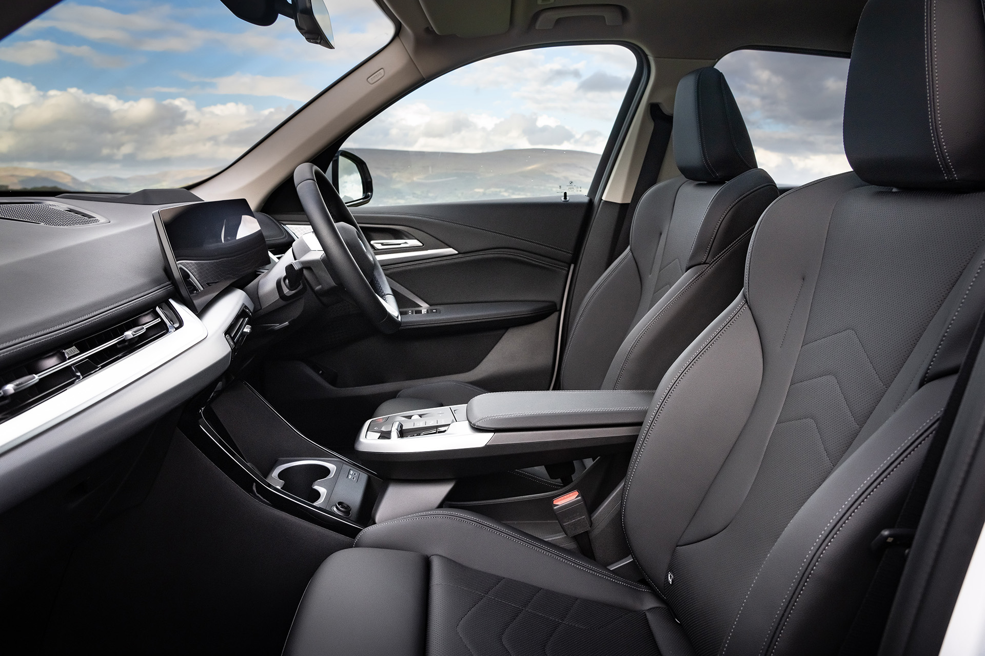 2023 BMW X1 xDrive23i xLine (UK-Spec) Interior Front Seats Wallpapers #38 of 42