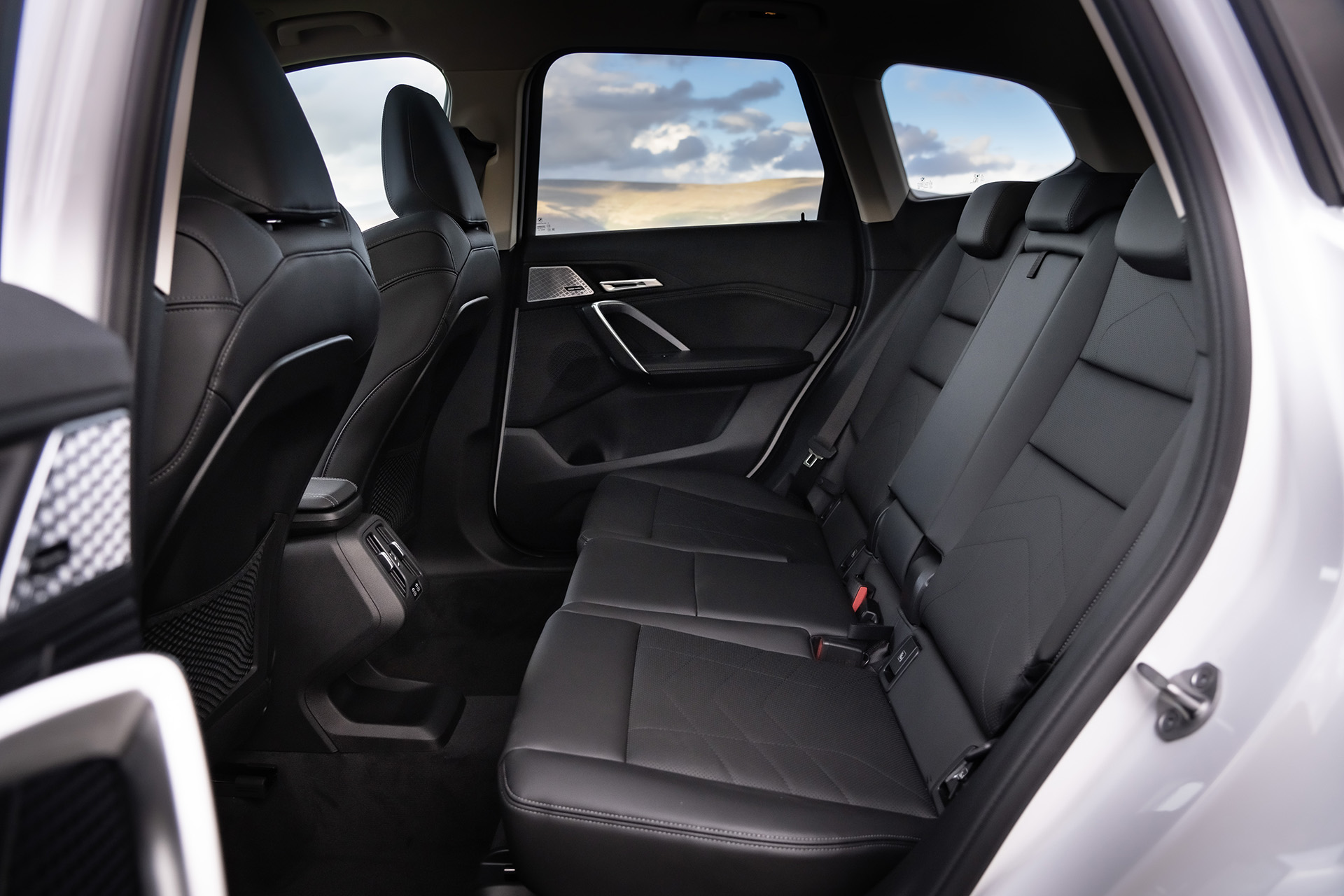 2023 BMW X1 xDrive23i xLine (UK-Spec) Interior Rear Seats Wallpapers #39 of 42