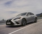 2023 Lexus ES (Euro-Spec) Front Three-Quarter Wallpapers 150x120 (1)