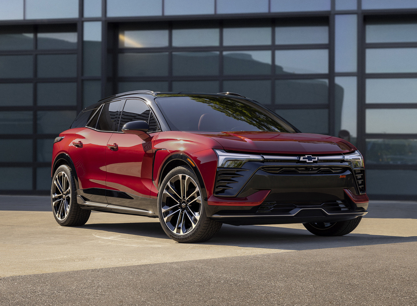 2024 Chevrolet Blazer EV SS (Color: Radiant Red Tintcoat) Front Three-Quarter Wallpapers (6)