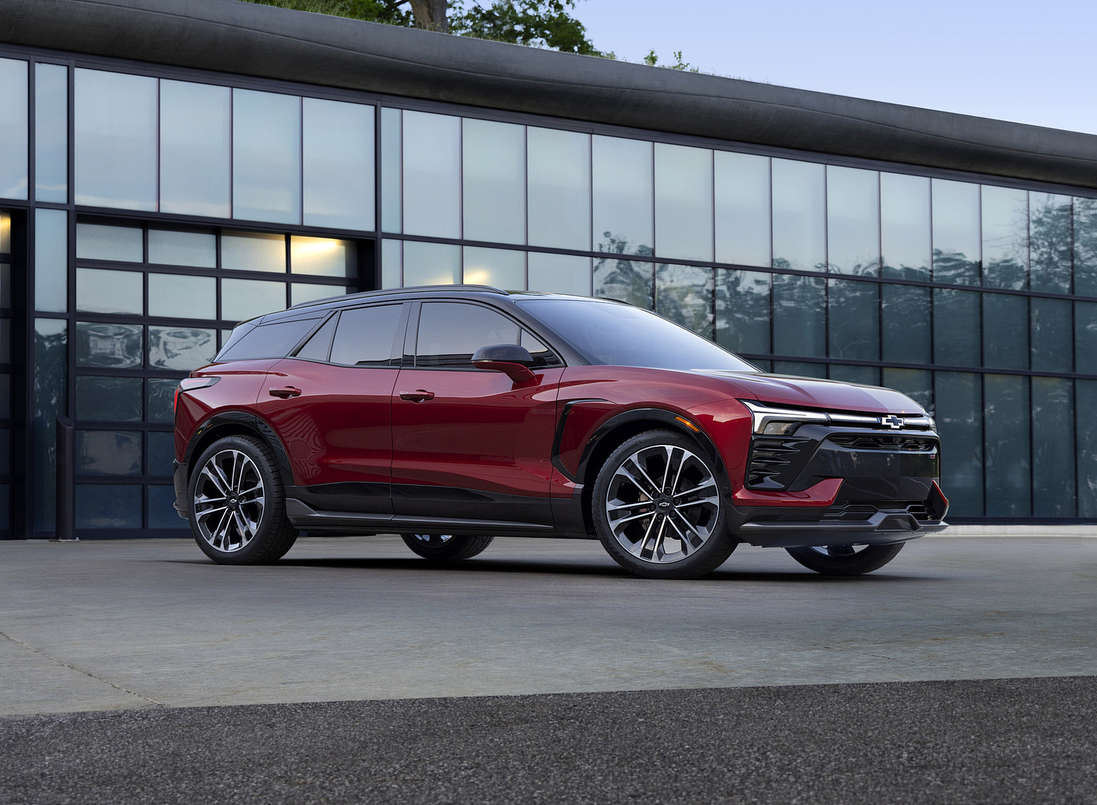 2024 Chevrolet Blazer EV SS (Color: Radiant Red Tintcoat) Front Three-Quarter Wallpapers (7)