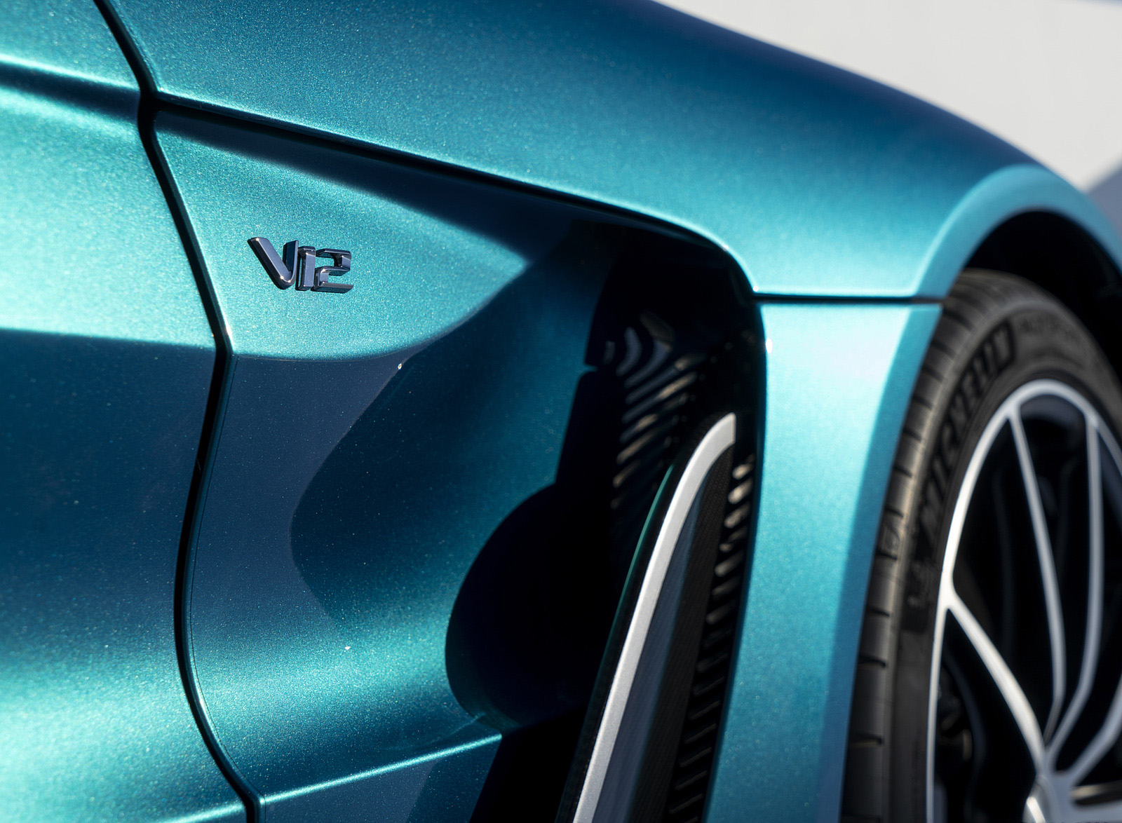 2023 Aston Martin V12 Vantage Roadster Detail Wallpapers #16 of 17