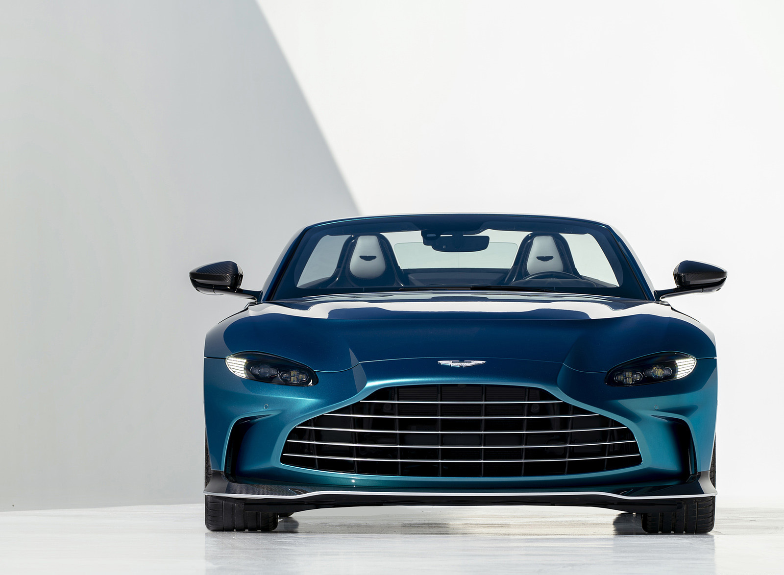 2023 Aston Martin V12 Vantage Roadster Front Wallpapers #11 of 17