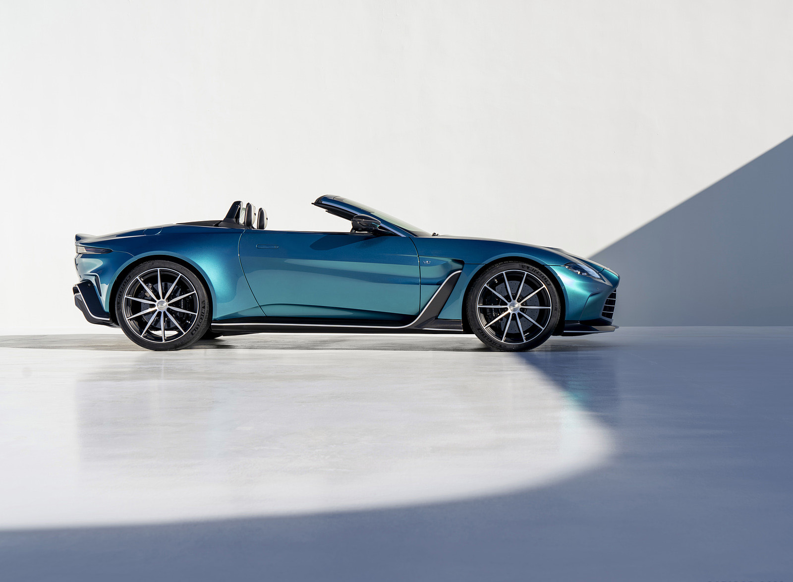2023 Aston Martin V12 Vantage Roadster Side Wallpapers #13 of 17