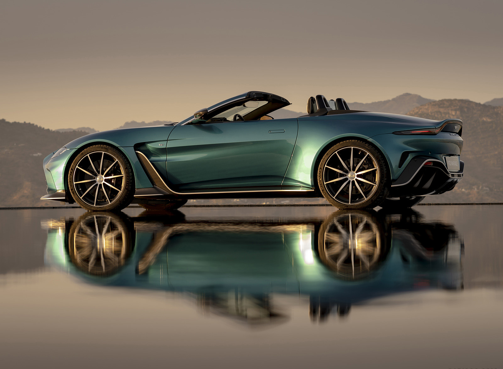 2023 Aston Martin V12 Vantage Roadster Side Wallpapers (3)