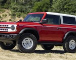 2023 Ford Bronco 2-door Heritage Edition (Color: Race Red) Front Three-Quarter Wallpapers 150x120 (2)