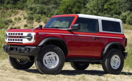 2023 Ford Bronco 2-door Heritage Edition (Color: Race Red) Front Three-Quarter Wallpapers 450x275 (2)