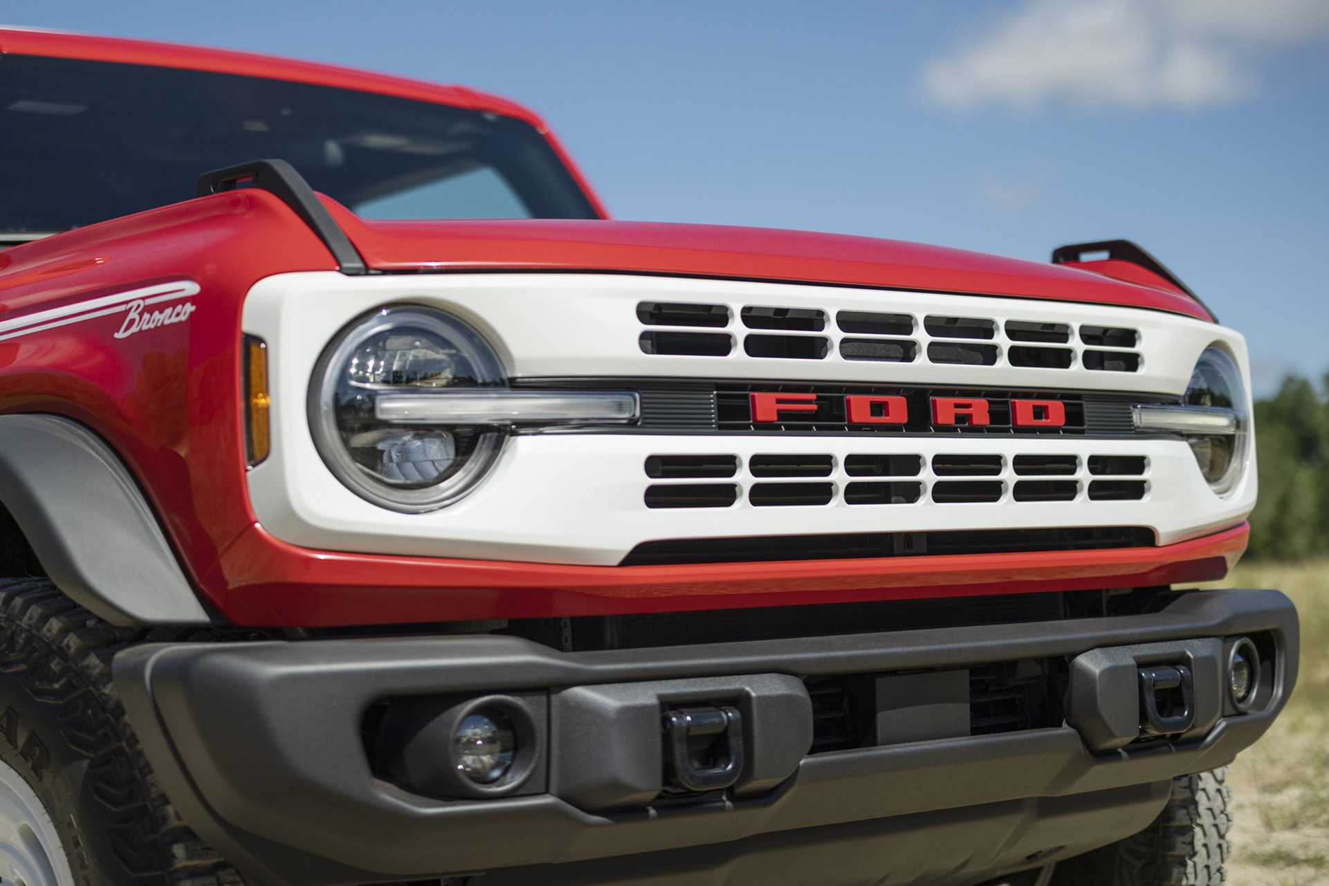 2023 Ford Bronco 2-door Heritage Edition (Color: Race Red) Front Wallpapers (5)