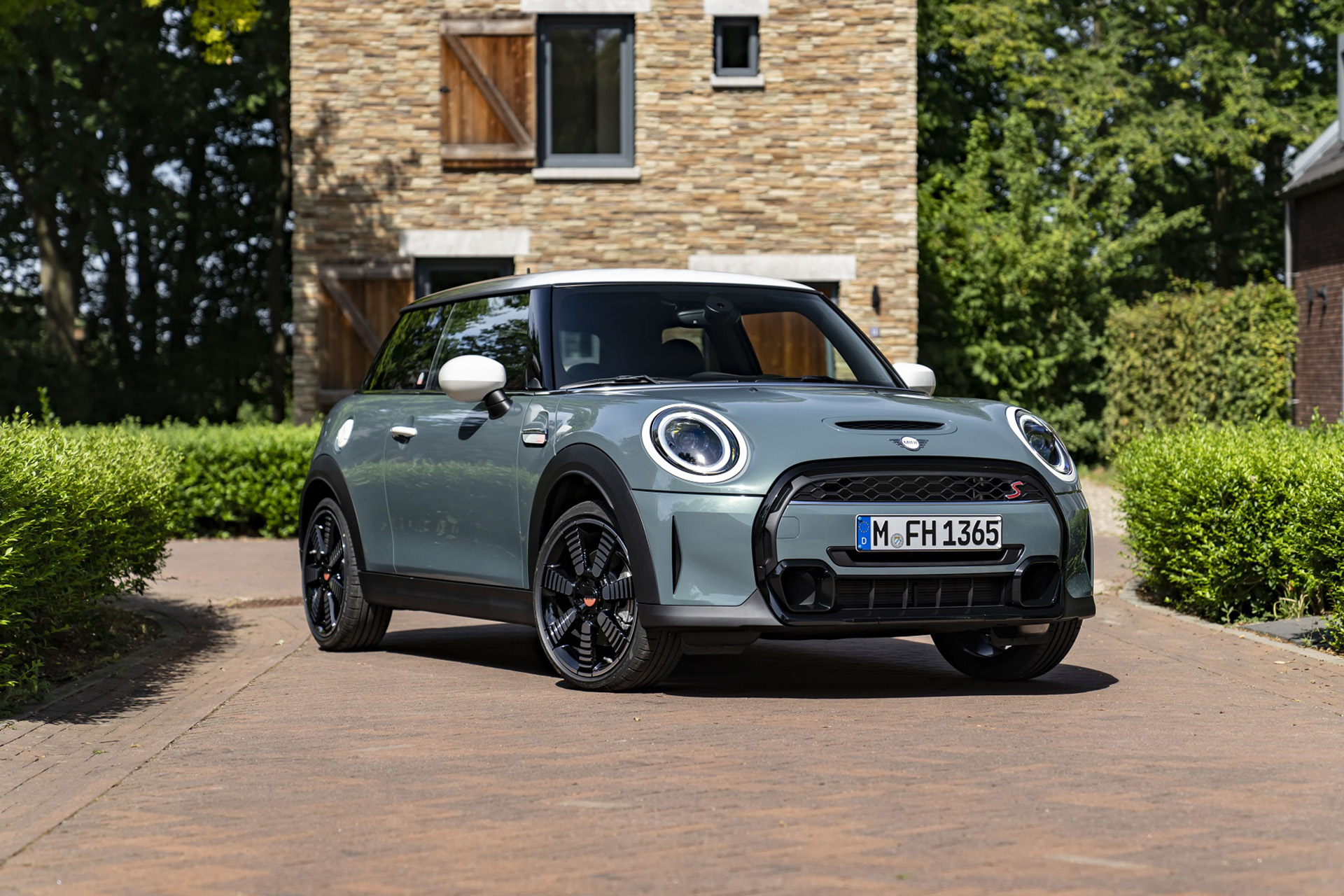 2023 MINI Cooper S 3-door Multitone Edition Front Three-Quarter Wallpapers (1)