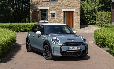 2023 MINI Cooper S 3-door Multitone Edition Front Three-Quarter Wallpapers 450x275 (2)