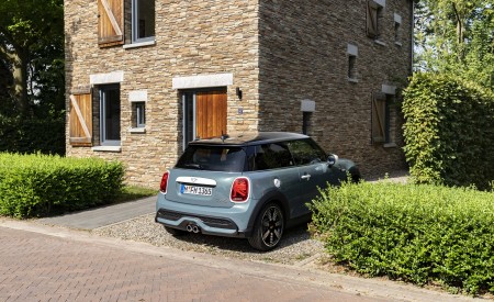 2023 MINI Cooper S 3-door Multitone Edition Rear Three-Quarter Wallpapers 450x275 (20)