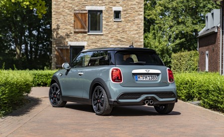 2023 MINI Cooper S 3-door Multitone Edition Rear Three-Quarter Wallpapers 450x275 (5)