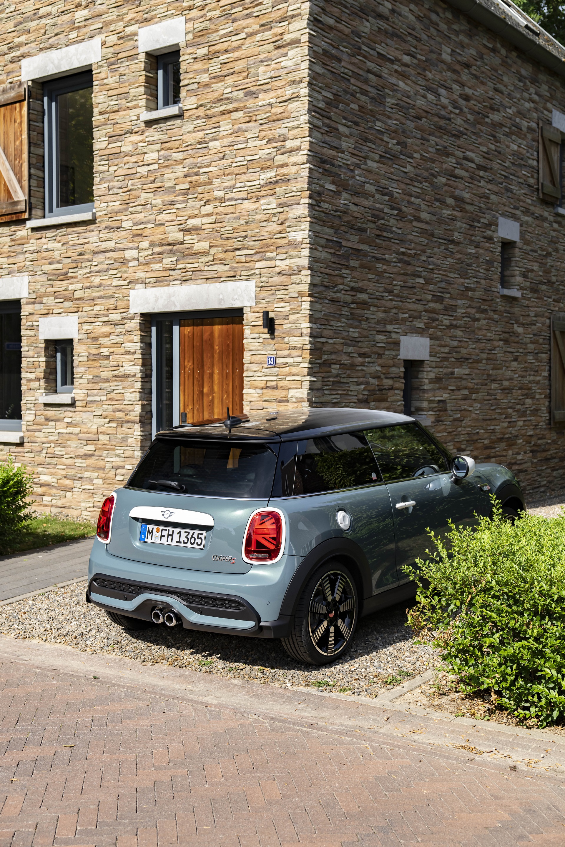 2023 MINI Cooper S 3-door Multitone Edition Rear Three-Quarter Wallpapers #22 of 72