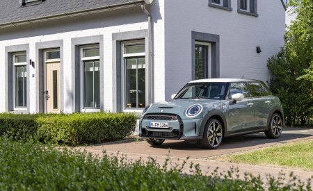 2023 MINI Cooper S 5-door Multitone Edition Front Three-Quarter Wallpapers 450x275 (3)
