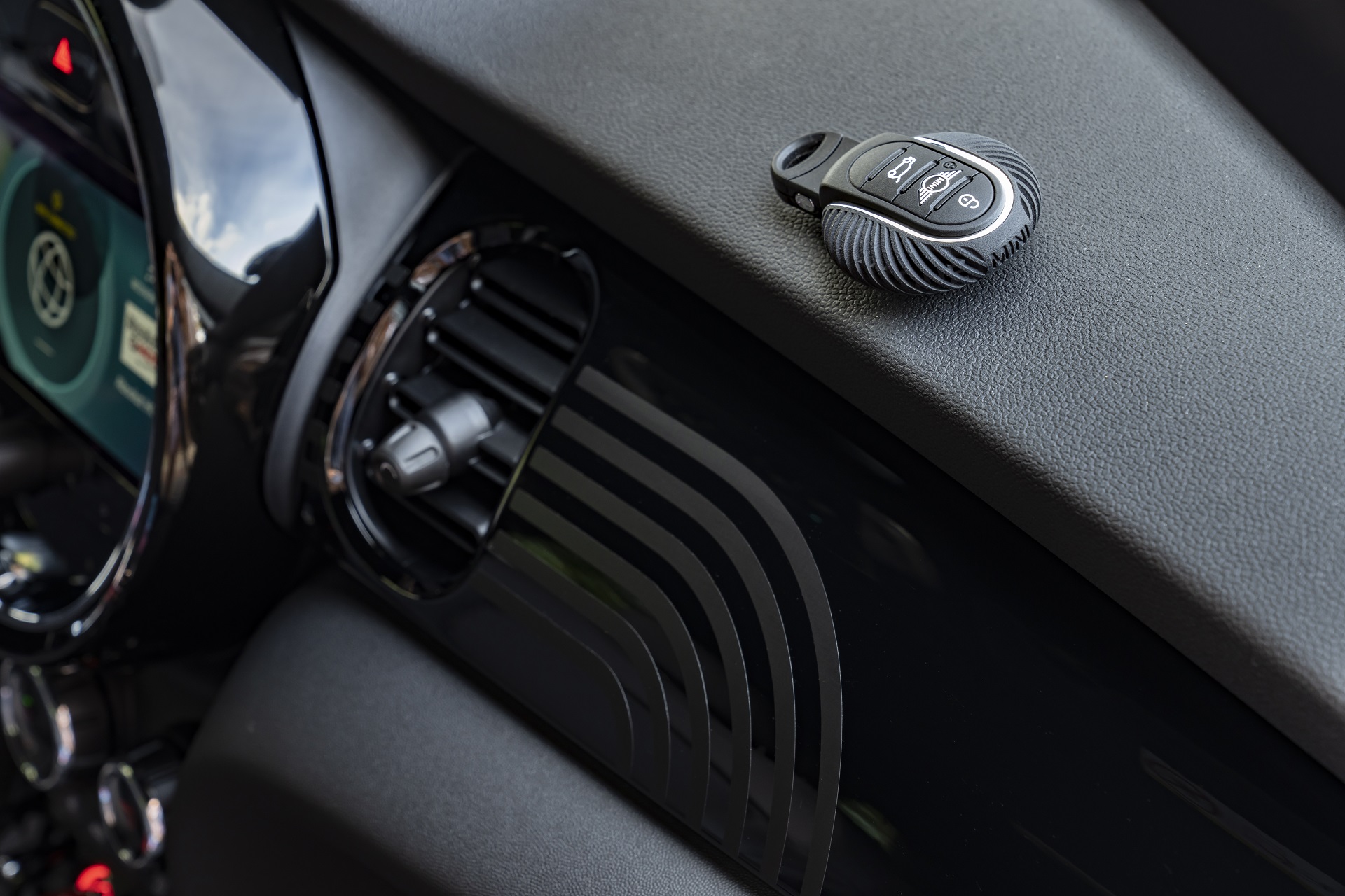 2023 MINI Cooper S 5-door Multitone Edition Key Fob Wallpapers #65 of 66