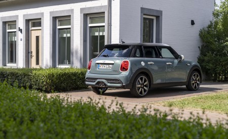 2023 MINI Cooper S 5-door Multitone Edition Rear Three-Quarter Wallpapers 450x275 (4)