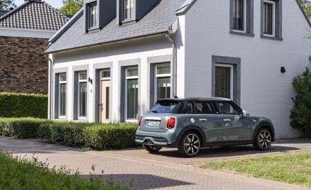 2023 MINI Cooper S 5-door Multitone Edition Rear Three-Quarter Wallpapers 450x275 (6)